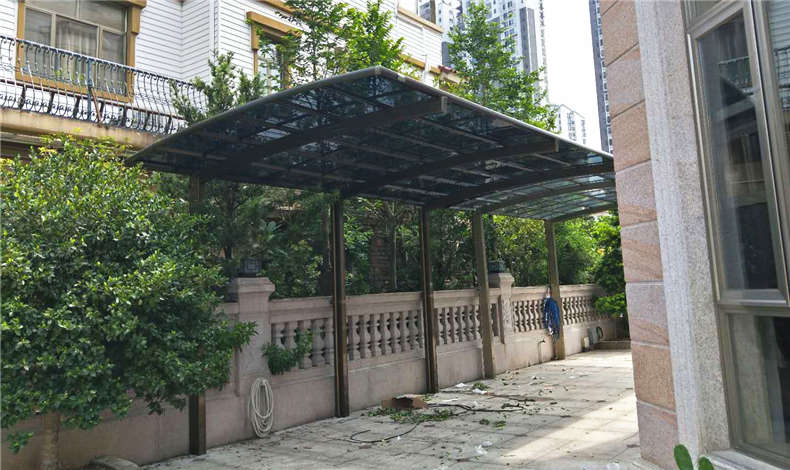 為什么越來(lái)越多人選擇聚碳酸酯板汽車(chē)停車(chē)棚