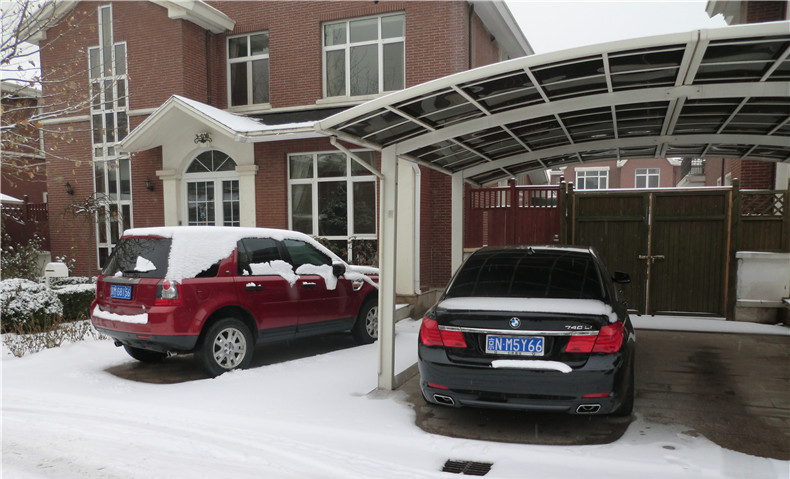 冬天車上滿是積雪，該怎么清理啊！