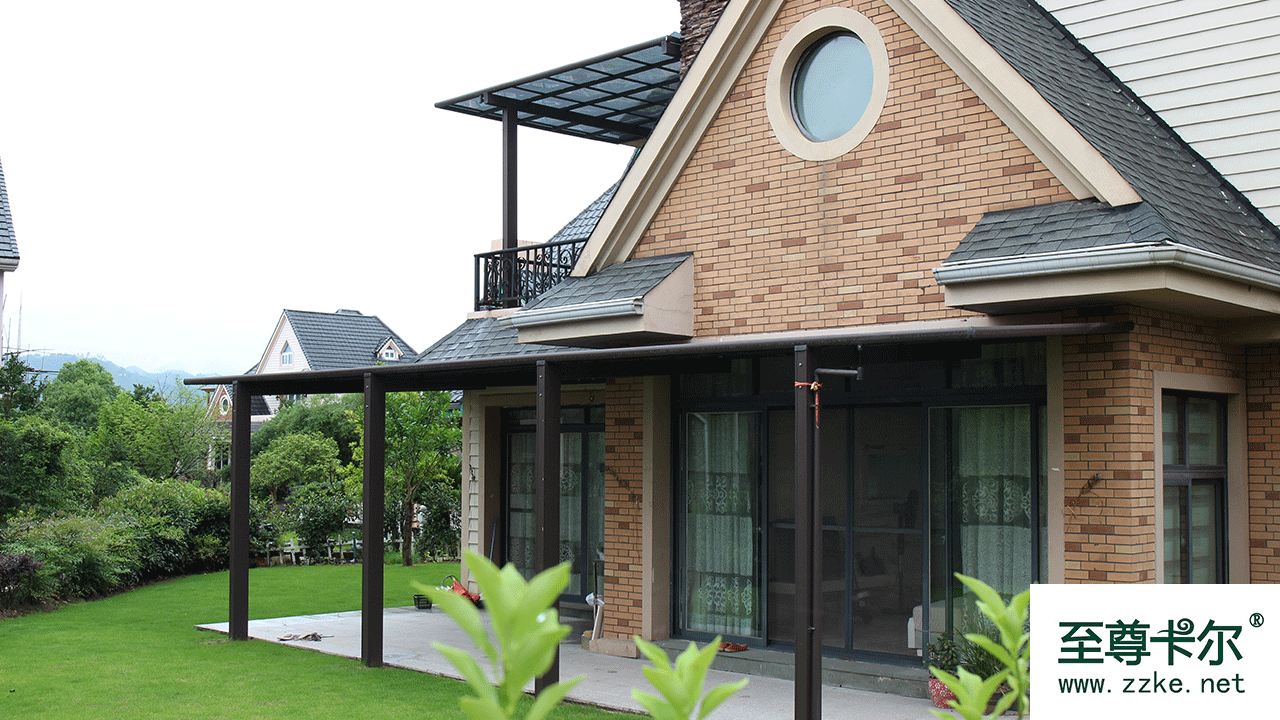 遮陽棚頂部使用陽光板好還是耐力板好？