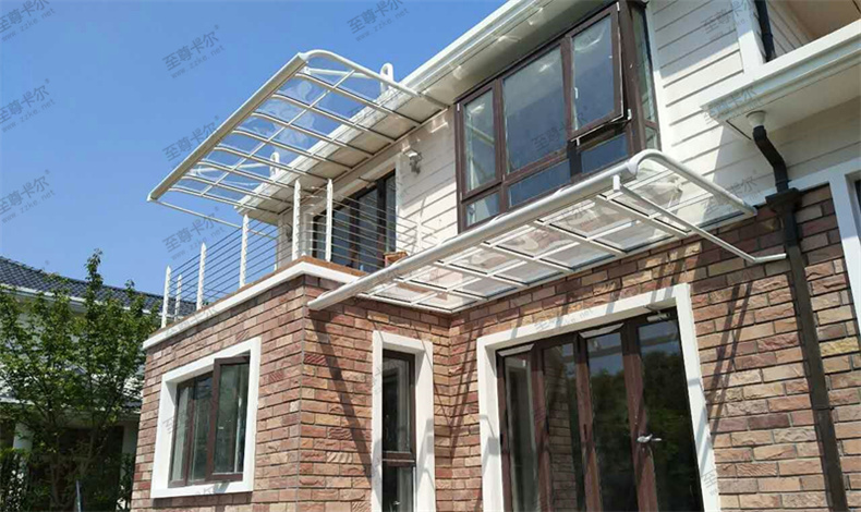 你還在擔(dān)心安裝雨棚會影響采光嗎？先看看這種材質(zhì)的雨棚
