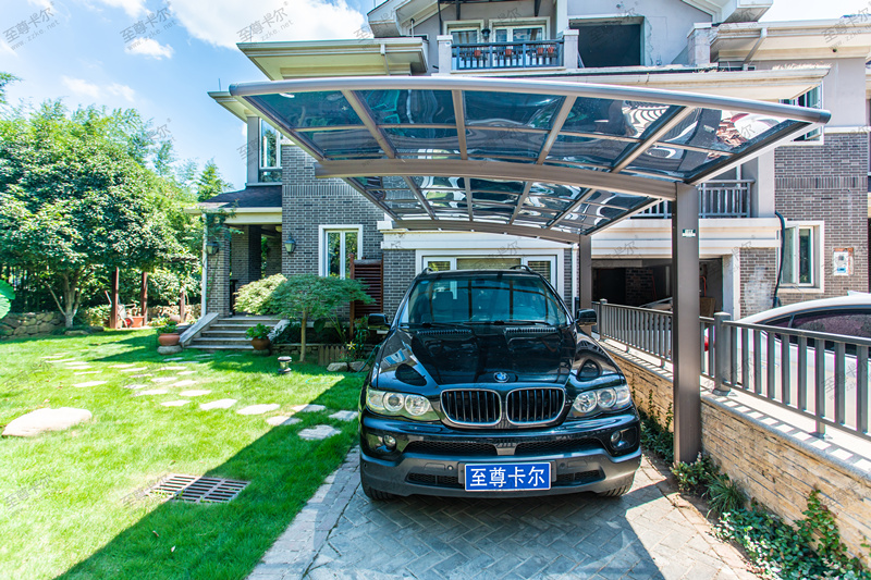 車棚廠家告訴你，搭建戶外停車棚的好處有哪些！