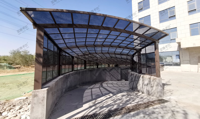 車庫(kù)出入口玻璃雨棚，要選這種，不看會(huì)后悔