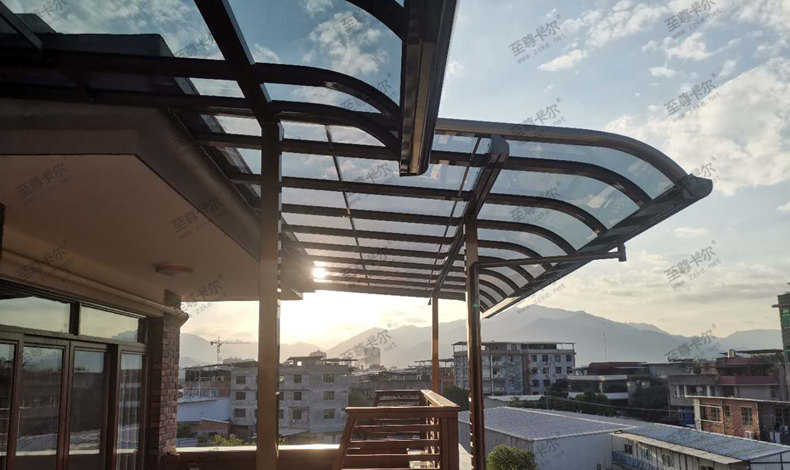 不銹鋼玻璃雨棚圖片大全，還選不銹鋼玻璃雨棚，有點落伍了。