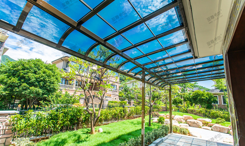 玻璃雨棚和耐力板雨棚哪個好？看完你就知道該如何選擇