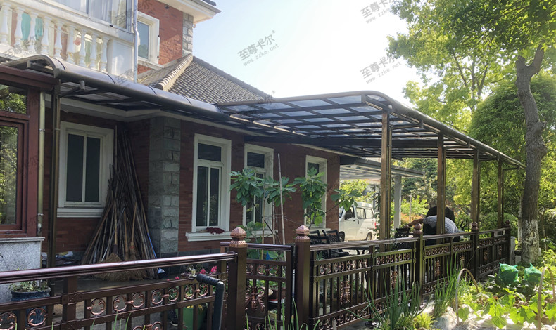 家里庭院搭建雨棚，選擇耐力板雨棚，更具現(xiàn)代氣息