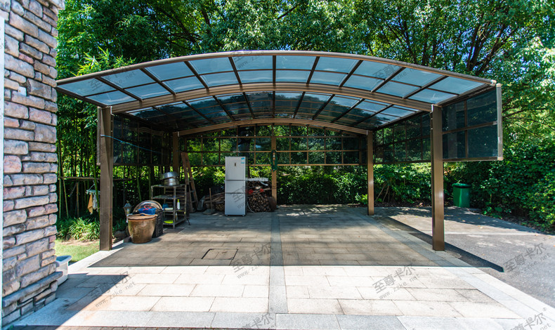 耐力板雨棚真的好嗎？雨棚材質(zhì)怎么選不出錯(cuò)？