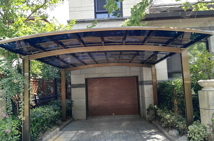 你真的知道要裝哪種車棚嗎？進來了解陽光板車棚都有哪些缺點！