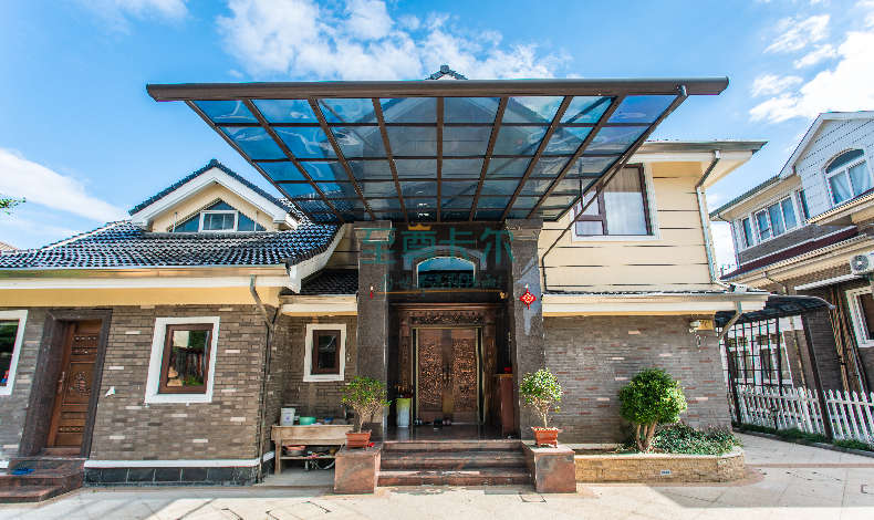 家里雨棚用幾年就老化，換成這種雨棚用二十年都沒問題