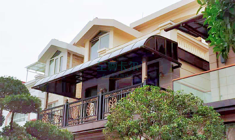 搭建雨棚，要分清“耐力板”和“陽光板”，差別很大，不要選錯