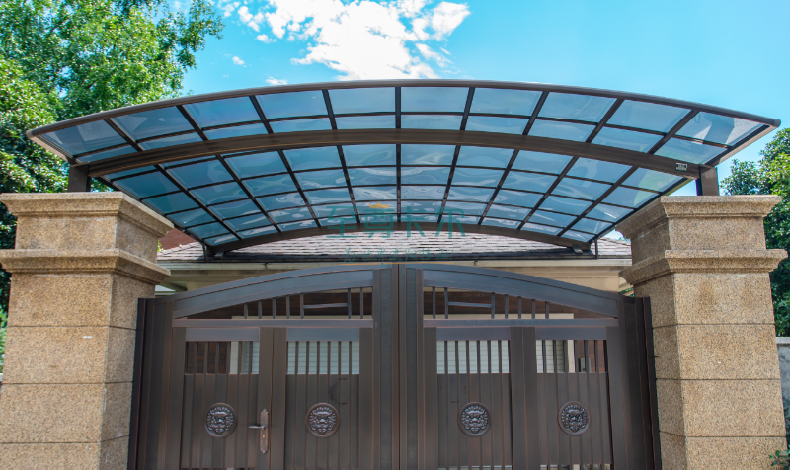 你家還在裝彩鋼瓦雨棚嗎？早就out了，現(xiàn)在流行這種，好看又好用