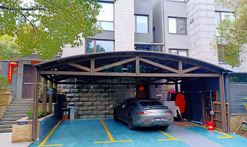 日曬雨淋，日復一日，年復一年，好心疼愛車，裝個實用的車棚