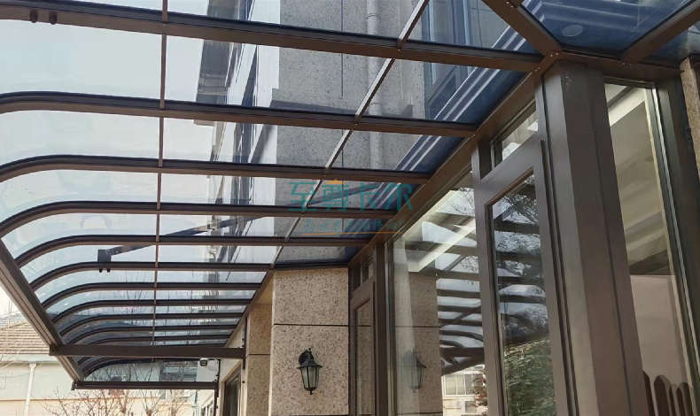 聚碳酸酯板是什么？為什么有“不碎玻璃”的稱號？